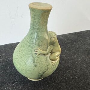 CELADON GREEN CLAY ART STUDIO POTTERY BUD FLOWER VASE FROG CERAMIC VINTAGE 3 3/4